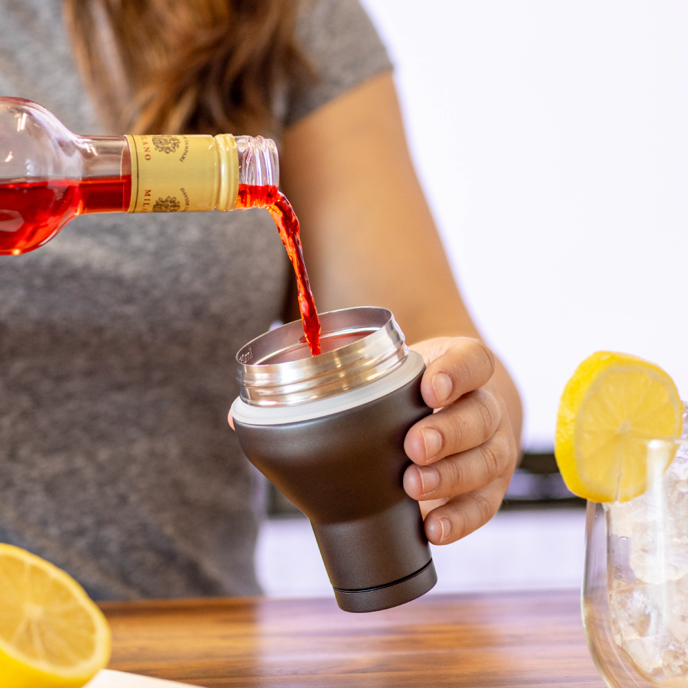 cocktail-shaker-lid-q7 Cocktail_Shaker_lifestyle_2_b714e13d-dd84-4844-956f-11cddc294041.png